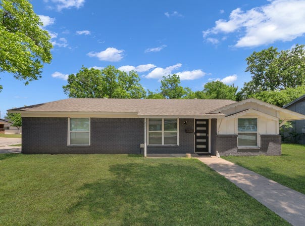 821 Lovers Lane, Grapevine, TX 76051
