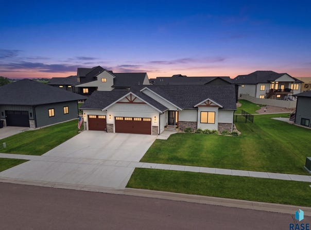 1014 Tee Off Trl, Dell Rapids, SD 57022-2136