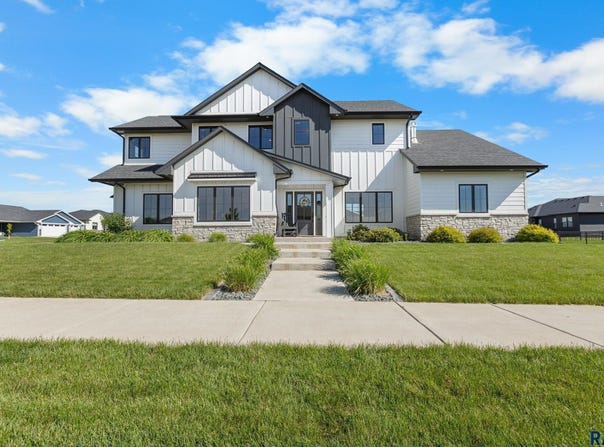 202 Central Cir, Harrisburg, SD 57032