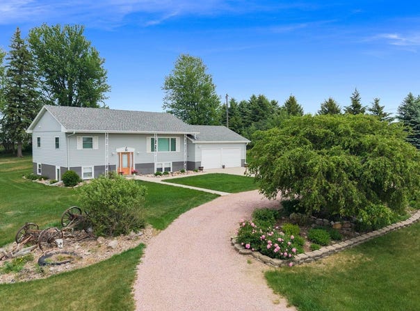924 Dows St, Garretson, SD 57030