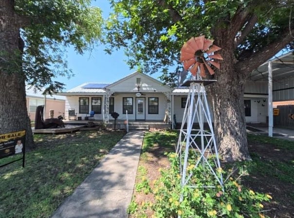 100 W Tenth, Iraan, TX 79744