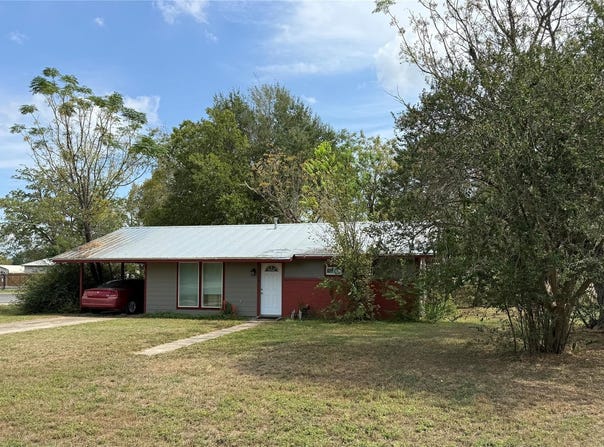 301 Lynch St, Smithville, TX 78957