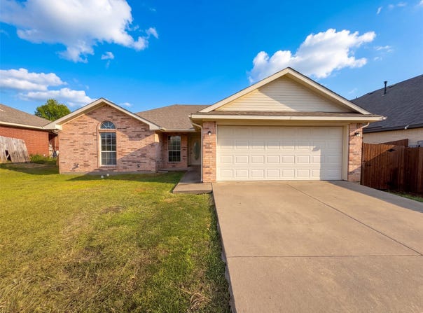 208 Comanche Trail, Alvarado, TX 76009