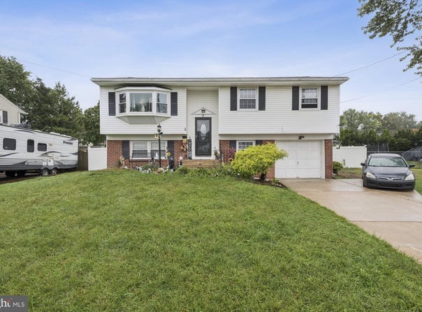 2 WALNUT Drive, BURLINGTON, NJ 08016
