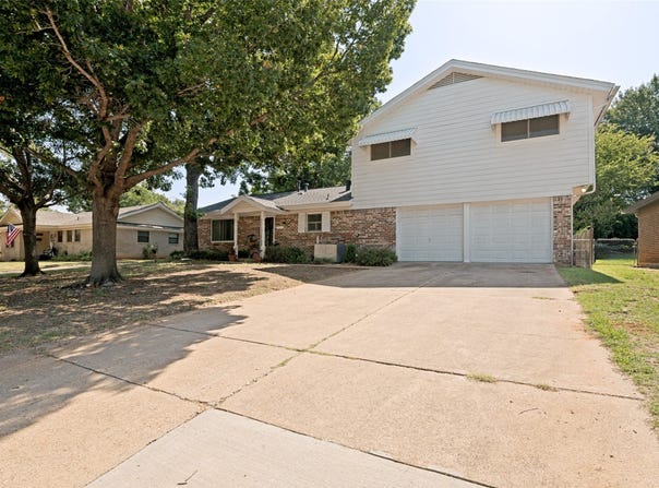 511 Simmons Drive, Euless, TX 76040