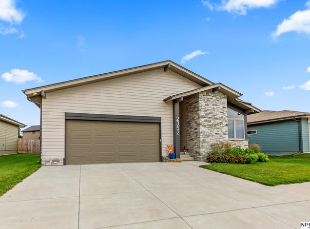 2352 Landing Lane, Blair, NE 68008
