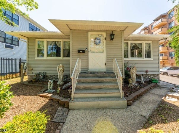 72 Clarendon Pl, Hackensack City, NJ 07601-3629