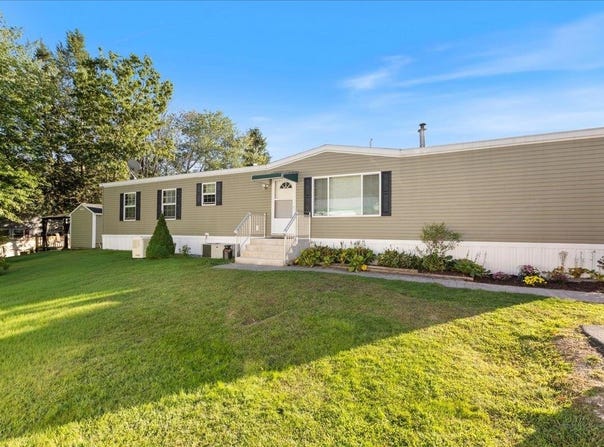 22 Willow Road, Newton, NH 03858