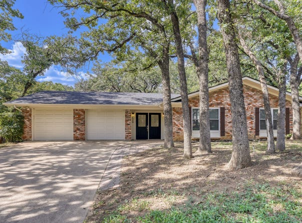 624 Hillview Drive, Hurst, TX 76054