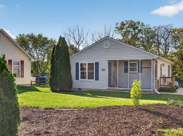 1447 N DELPHINE AVE, WAYNESBORO, VA 22980