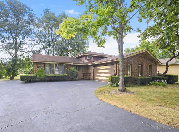 8540 Candlelight Drive E, Willow Springs, IL 60480