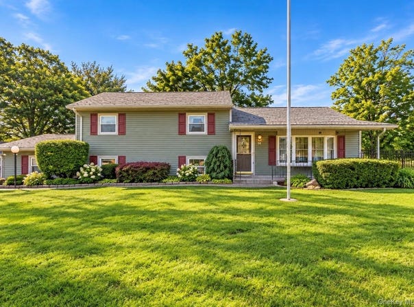 14 Valewood Drive, New Windsor, NY 12553