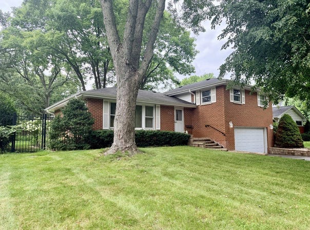 926 Valley Road, Lake Forest, IL 60045