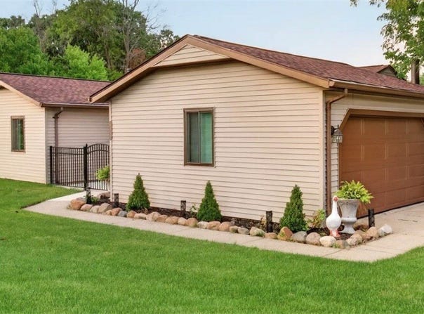 19029 Hunters Pointe Drive, Strongsville, OH 44136