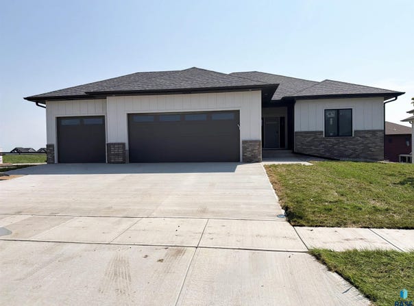 2800 S Maplewood Ave, Sioux Falls, SD 57110