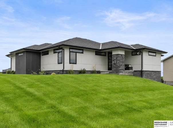 685 N 11th Circle, Springfield, NE 68059