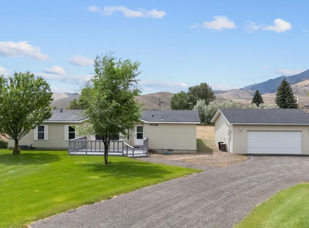410 E Custer St, Mackay, ID 83251