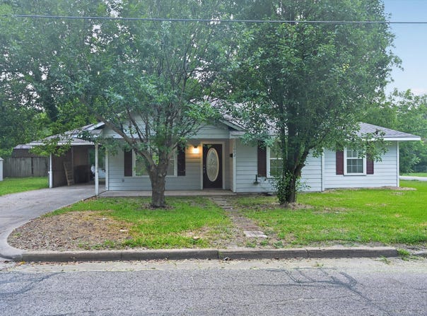 1002 Pine Street, Bonham, TX 75418