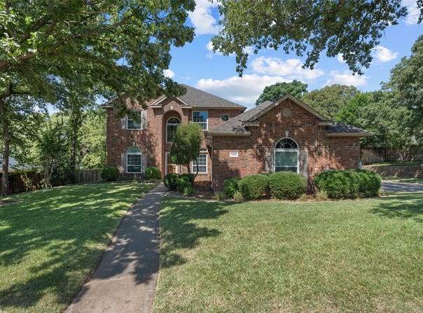725 Big Horn Trail, Crowley, TX 76036