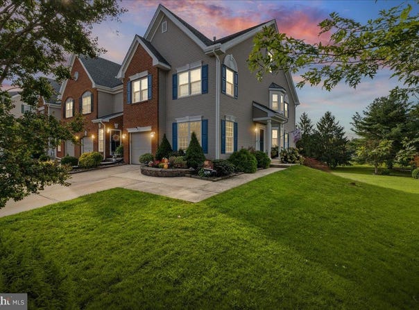 19 AUGUSTA Lane, BLACKWOOD, NJ 08012