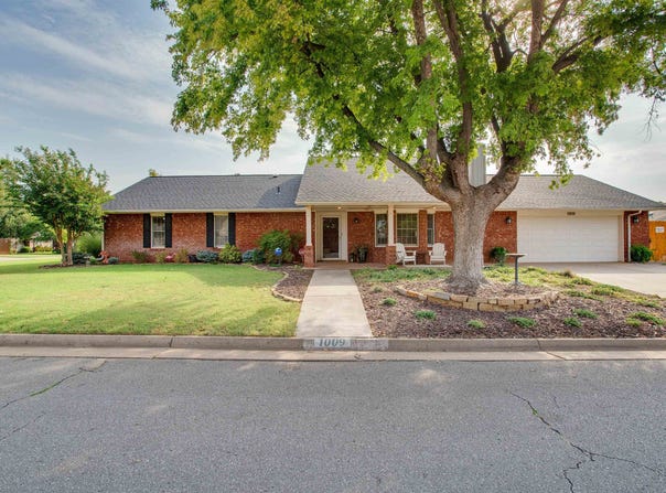 1009 Briar Ridge Rd, Enid, OK 73703