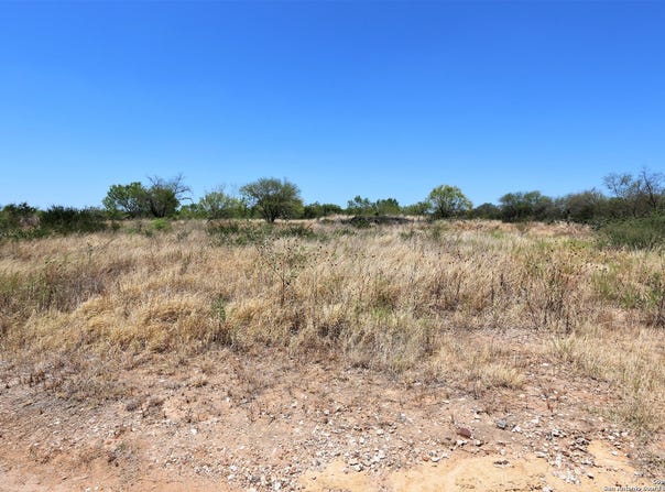 109 County Road 2638, Devine, TX 78016