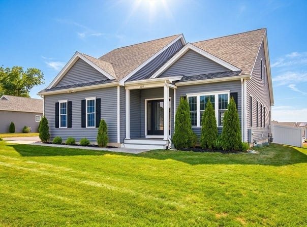 208 Crownshield Ave, Uxbridge, MA 01569