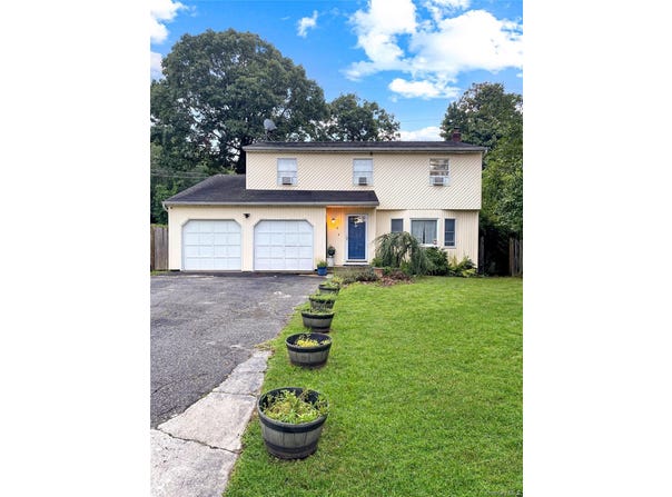 6 4th Avenue, Rocky Point, NY 11778