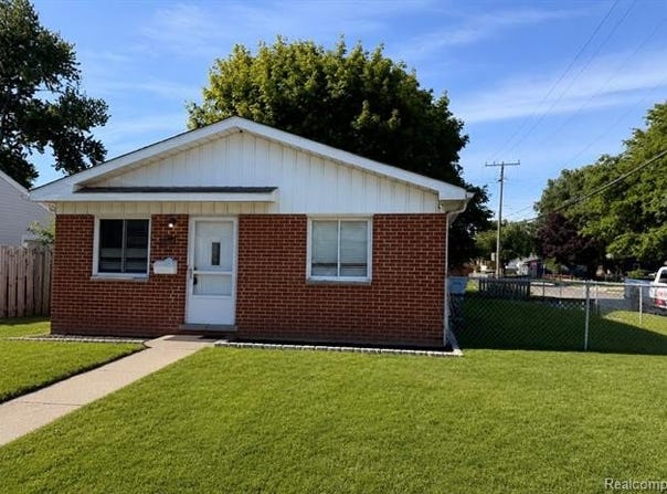 1704 E Meyers Avenue, Hazel Park, MI 48030
