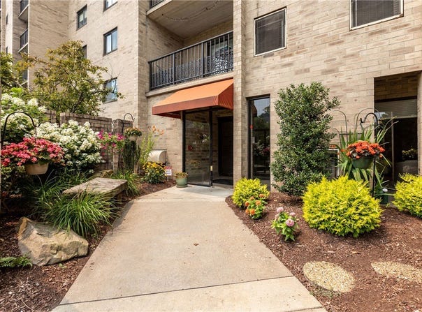 1400 Smokey Wood Dr, Swissvale, PA 15218