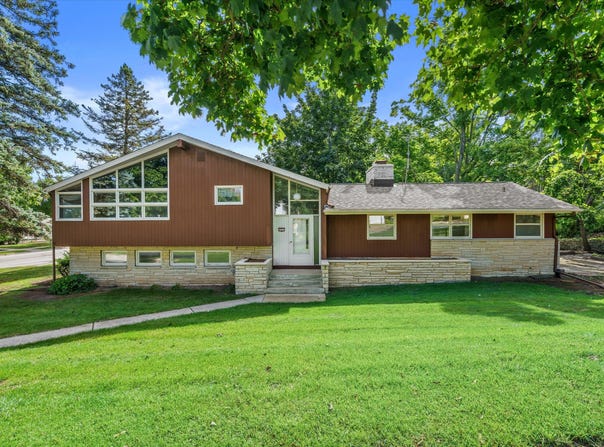 607 W Decorah Rd, West Bend, WI 53095