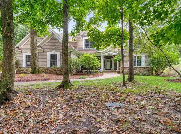 2563 WOODSIDE, PETOSKEY, MI 49770
