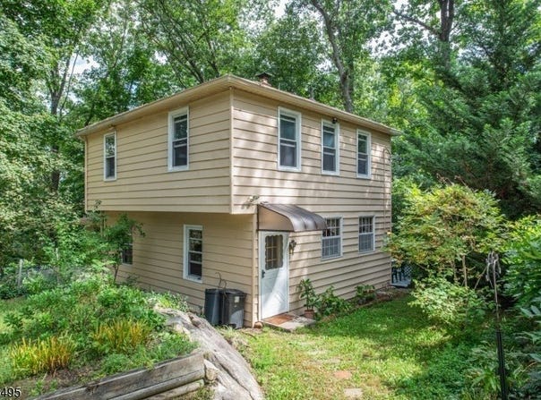 19 Skyland Ave, Wanaque Boro, NJ 07420-1555