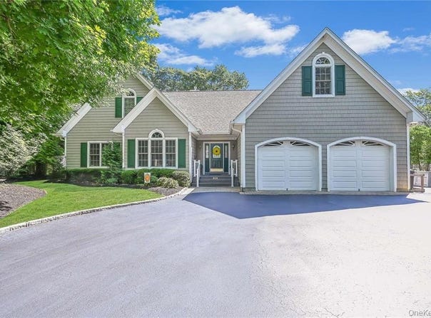 828 Pondview Road, Riverhead, NY 11901