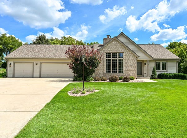 9558 S Fairway Cir, Franklin, WI 53132