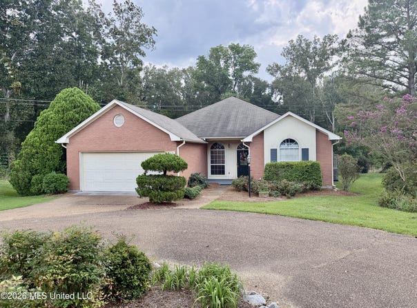 211 S Twin Lakes, Clinton, MS 39056