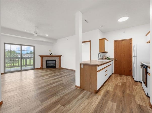 250 Cimarron Drive, Hiawatha, IA 52233