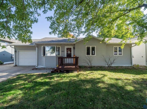 1205 Pasque Cir, Yankton, SD 57078