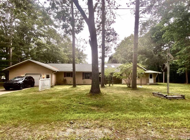 2804 Gladstone Avenue, Gladstone, MI 49837