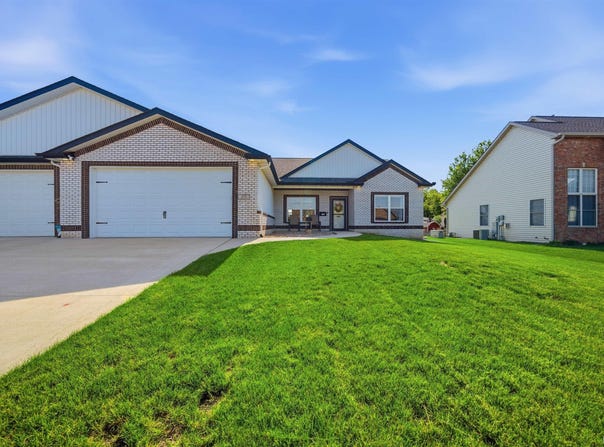 215 CYPRESS Point, Washington, IL 61571