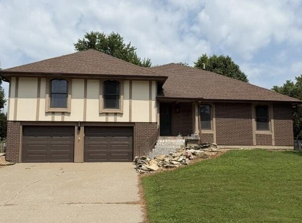 727 Lake Dr, Marshall, MO 65340
