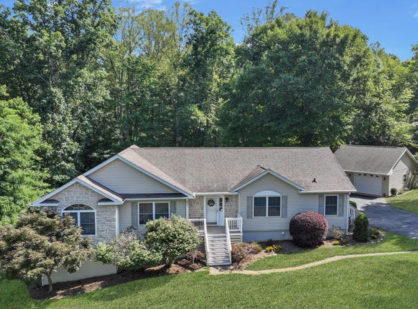 401 Whisperway Rd, Moneta, VA 24121