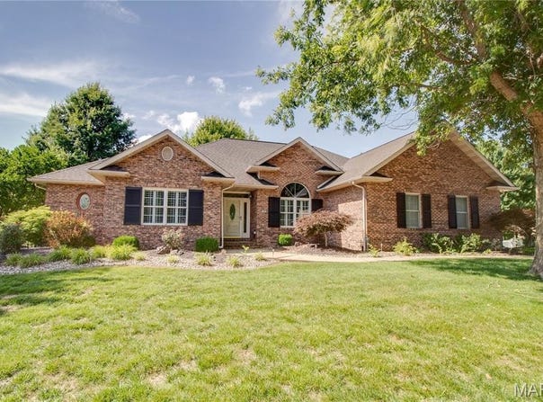 1400 White Oak Trail, Godfrey, IL 62035