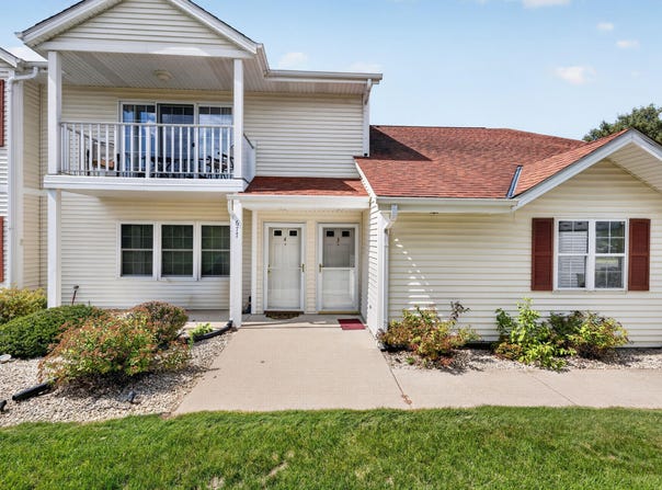 677 Wood River Ct, West Bend, WI 53095