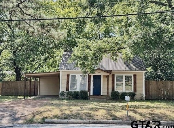 700 S Walnut, Winnsboro, TX 75494