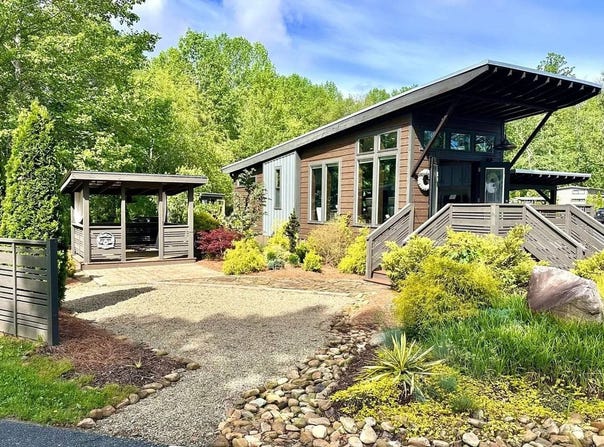 181 Drifting Brook Lane, Flat Rock, NC 28731
