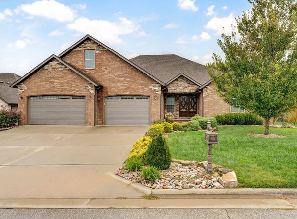 992 N Cedar Ridge Avenue, Springfield, MO 65802