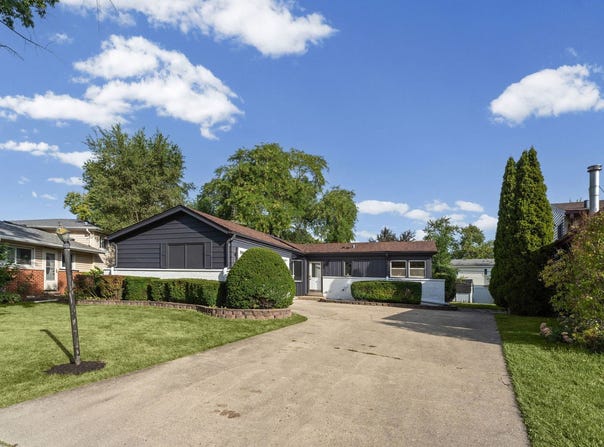 160 Lancaster Lane, Des Plaines, IL 60018