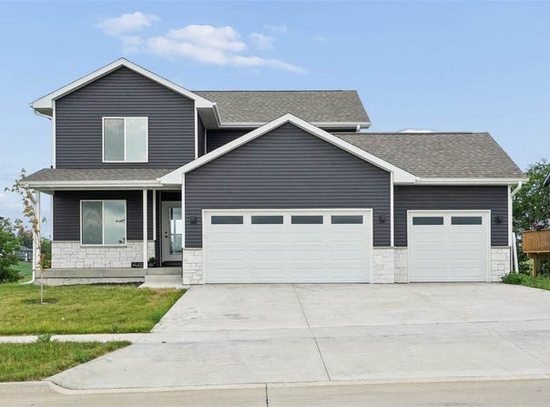 808 Crestview Dr, Solon, IA 52333