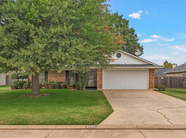 3135 Le Oaks Drive, Bossier City, LA 71111